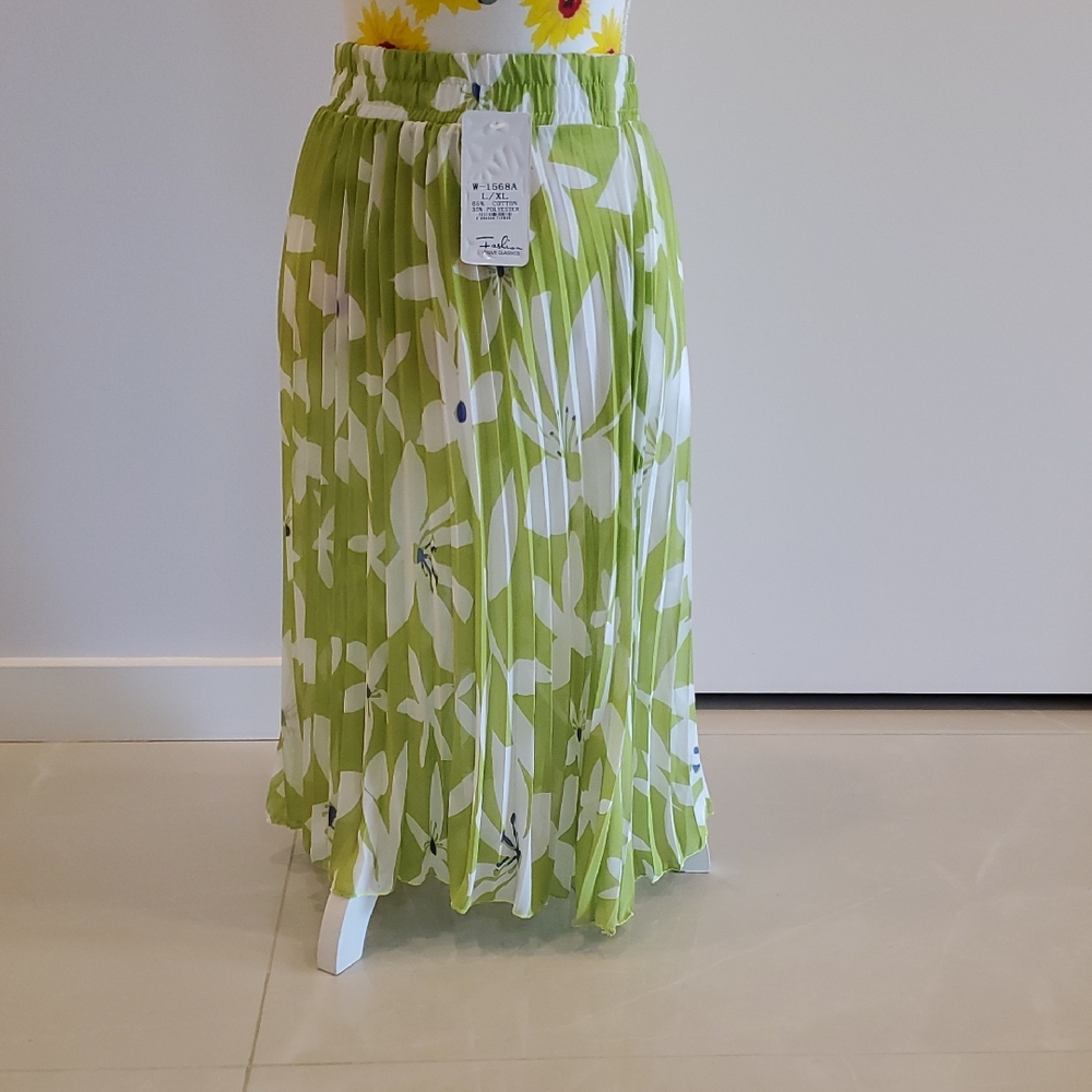 Chic Green Floral Midi Skirt